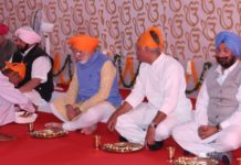 ਪ੍ਰਧਾਨ ਮੰਤਰੀ ਨੇ ਕੈਪਟਨ ਅਮਰਿੰਦਰ ਸਿੰਘ ਨਾਲ ਪੰਜਾਬ ਸਰਕਾਰ ਦੇ ਪੰਡਾਲ ‘ਚ ਪੰਗਤ ਵਿੱਚ ਬੈਠ ਕੇ ਲੰਗਰ ਛਕਿਆ