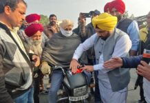 ਧੁੰਦ ਕਾਰਨ ਹੋਣ ਵਾਲੇ ਸੜਕੀ ਹਾਦਸਿਆਂ ਨੂੰ ਰੋਕਣ ਲਈ ਪੀ.ਡਬਲਿਊ.ਡੀ. ਮੰਤਰੀ ਵੱਲੋਂ ਵਾਹਨਾਂ ਤੇ ਰਿਫਲੈਕਟਰ ਲਗਾਉਣ ਦੀ ਮੁਹਿੰਮ ਦਾ ਆਗਾਜ਼