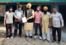 ਸਾਬਕਾ ਮੰਤਰੀ ਜਗਮੋਹਨ ਕੰਗ ਨੇ ਘਾੜ ਇਲਾਕੇ ਦੇ ਪਿੰਡ ਪੜਛ ਚ ਲੋਕਾਂ ਦੀਆਂ ਮੰਗਾਂ ਮੁਸ਼ਕਿਲਾਂ ਸੁਣੀਆਂ।