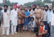 ਪਿੰਡ ਹੁਸ਼ਿਆਰਪੁਰ ਦੰਗਲ ਦੇ ਵੱਡੀ ਝੰਡੀ ਦੀ ਕੁਸ਼ਤੀ ਰਵੀ ਰੌਣੀ ਨੇ ਰੇਜਾ ਇਰਾਨ ਨੂੰ ਚਿੱਤ ਕਰਕੇ ਜਿੱਤੀ ਛੋਟੀ ਝੰਡੀ ਦੀ ਕੁਸ਼ਤੀ ਰਹੀ ਬਰਾਬਰ