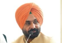 ਸੱਚ ਬੋਲਣ ਵਾਲੇ ਕੁੰਵਰ ਵਿਜੇ ਪ੍ਰਤਾਪ ਨੂੰ ਪਾਰਟੀ ਚੋਂ ਕੱਢਣਾ ਤੇ ਭ੍ਰਿਸਟਾਚਾਰੀ ਵਿਜੇ ਸਿੰਗਲਾ ਨੂੰੰ ਕਲੀਨ ਚਿੱਟ ਆਪ ਦਾ ਦੋਗਲਾ ਕਿਰਦਾਰ ਪੇਸ਼ ਕਰਦੀ ਤਸਵੀਰ: ਪ੍ਰਧਾਨ ਜੀਤੀ ਪਡਿਆਲਾ