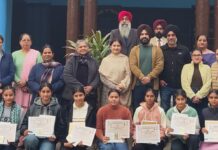 ਸਮਾਜ ਸੇਵੀ ਭਾਟੀਆ ਪਰਿਵਾਰ ਵੱਲੋਂ ਸਰਕਾਰੀ ਸਕੂਲ ਦੀਆਂ ਅੱਧੀ ਦਰਜਨ ਤੋਂ ਵਧੇਰੇ ਹੋਣਹਾਰ ਵਿਦਿਆਰਥਣਾਂ ਸਨਮਾਨਿਤ